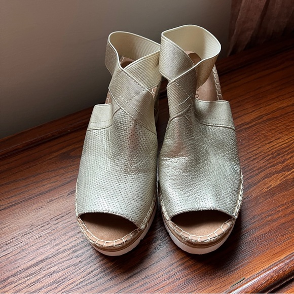 Gentle Souls by Kenneth Cole Espadrille Wedges size 7.5 NWOT in metallic leather - Picture 2 of 9